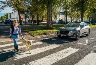 في غياب أي ضجيج للمحرك، جاغوار إي-بايس الكهربائية تصدر صوتا لتنبيه مستخدمي الطريق