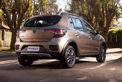 Renault dévoile officiellement la Logan, la Sandero et la…Stepway!