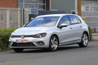 La future Golf 8 GTE débusquée sans camouflage