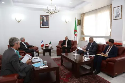 Renforcement de la coopération entre l'Algérie et la France dans le domaine du transport