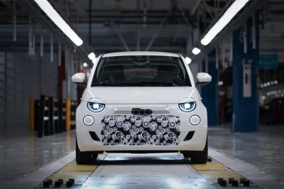 FIAT assemble les premières unités de présérie de la Nouvelle 500 Hybride à l&#039;usine de Mirafiori en Italie