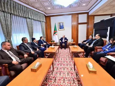 الوزير الأول يجتمع مع ممثلي النقابة الوطنية للناقلين بسيارات الأجرة