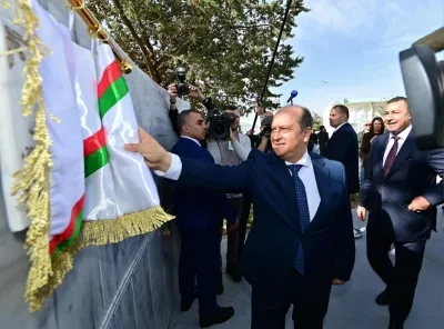 الوزير الأول يعلن انطلاق إنتاج وحدة المكونات البلاستيكية للسيارات في سبتمبر