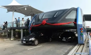 Transit Elevated Bus : Tests réussis pour du bus chinois qui survole le trafic 