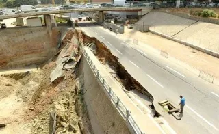 Un glissement de terrain endommage la route du port d&#039;Oran et perturbe le trafic routier