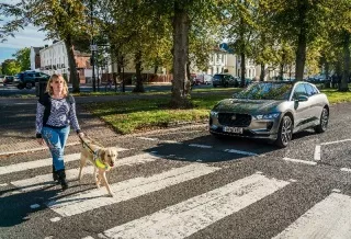 En l’absence de bruit de moteur, la Jaguar I-PACE électrique devient sonore prévenir les usagers de la route 