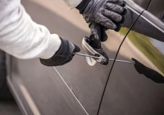 تفكيك شبكة دولية مختصة في تهريب السيارات الفاخرة بالجزائر