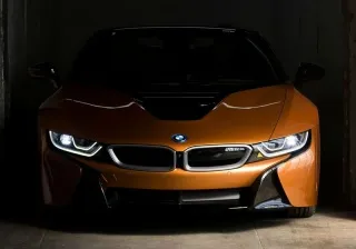 BMW تكشف عن BMW i8 المحدثة في النسختين رودستر و كوبيه