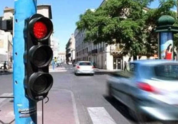الإشارات الضوئية بالجزائر العاصمة: تثبيت الكوابل على مستوى 200 مفترق طرق