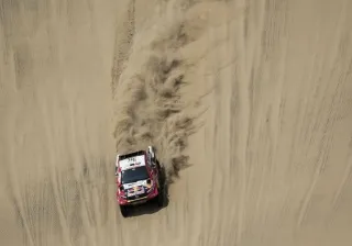 داكار 2018 اليوم الأول: بيجو تتعثر، تويوتا تستفيد