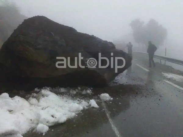 Sétif : Un énorme Rocher chute sur la Route