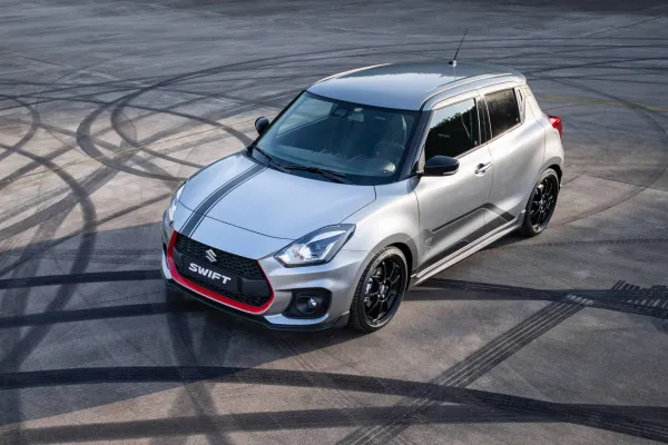 Suzuki lance une série limitée "Swift Sport Katana"