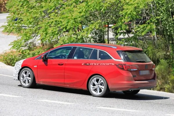 Opel Astra Sports Tourer Facelift aperçue pendant les tests