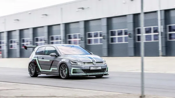 Les apprentis de Volkswagen présentent Golf GTI Aurora