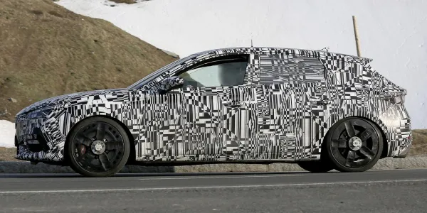 La Cupra Leon surprise en camouflage