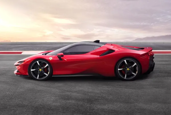 SF90 Stradale, première supercar hybride Ferrari