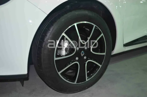 Salon Auto Alger 2015 / Renault: Clio 4 à partir de 1.243.000 DA