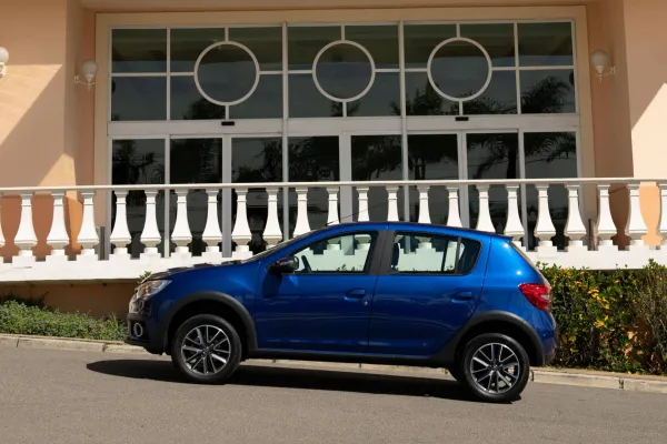 Renault dévoile officiellement la Logan, la Sandero et la…Stepway!