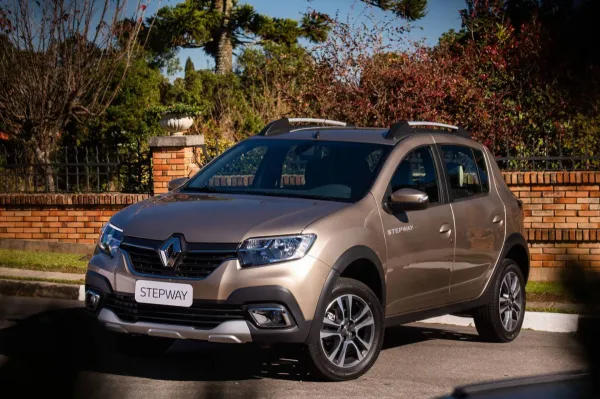 Renault dévoile officiellement la Logan, la Sandero et la…Stepway!