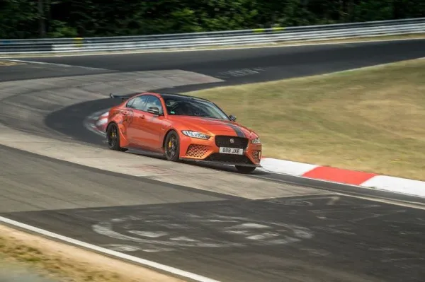 Jaguar XE SV Project 8: La berline la plus rapide du monde