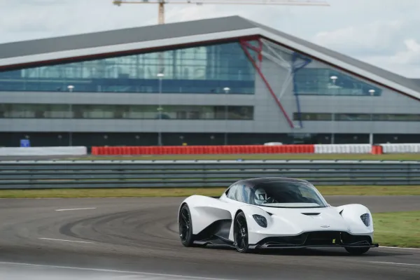 Premier tour de piste pour la Aston Martin Valhalla au circuit de Silverstone