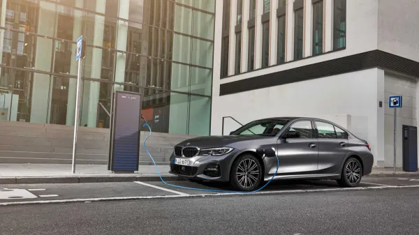 La nouvelle BMW 330e entre en scène