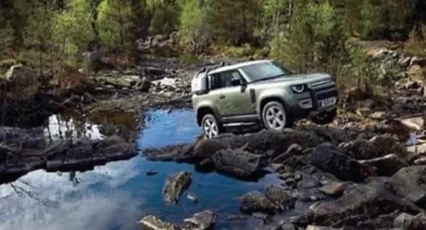 سيارة Land Rover Defender تظهر قبل ساعات من الإعلان الرسمي