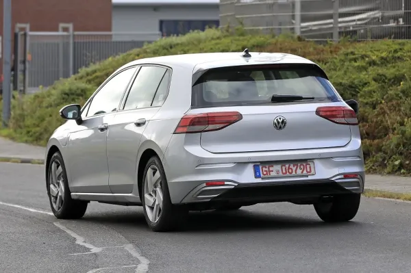 La future Golf 8 GTE débusquée sans camouflage