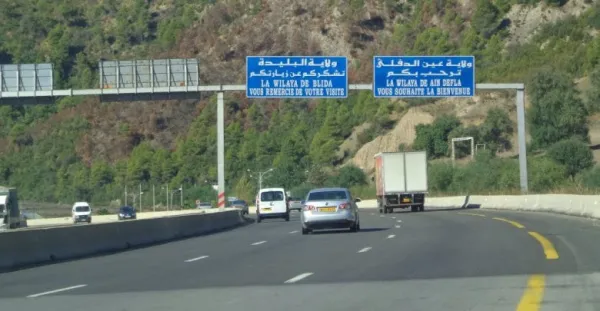 Pose de la première pierre pour le lancement des travaux de réalisation de la RN 65 (Ain Defla - Tipasa)