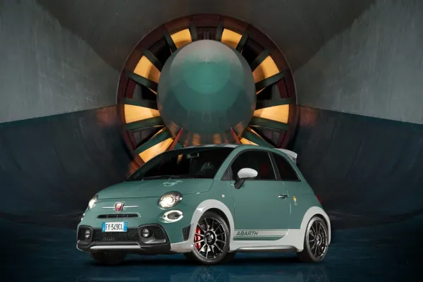 Abarth 695 70e Anniversario limitée à 1949 exemplaires