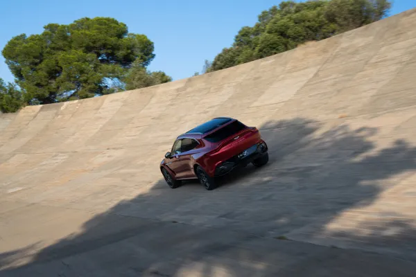 شركة Aston Martin تكشف عن الـ DBX