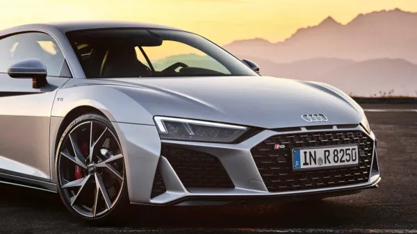 أودي R8 V10 RWD تندفع بعجلاتها الخلفية