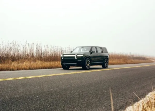 Ford investit 500 millions dans Rivian pour un SUV électrique Lincoln