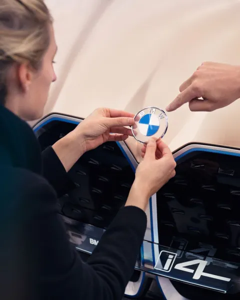 BMW: الكشف عن شعار العلامة الشفاف الجديد