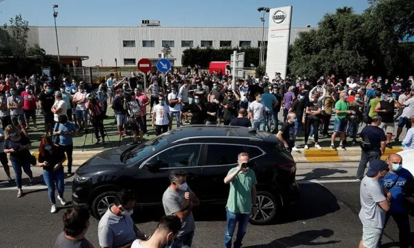 نيسان تغلق مصنعها في برشلونة والعمال يحتجون