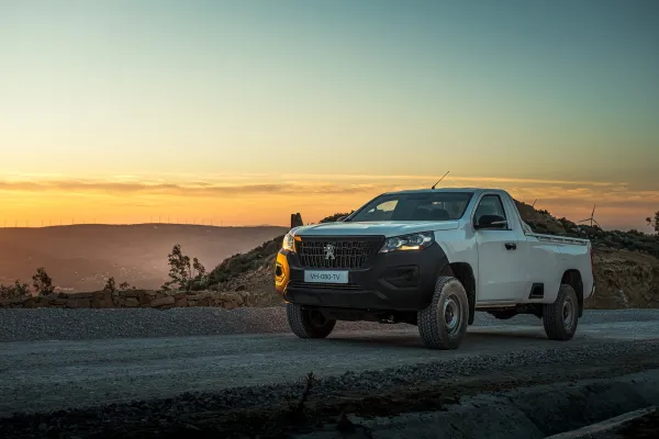 Peugeot: lancement du Pick-up français "Landtrek" en Afrique et au Moyen-Orient.
