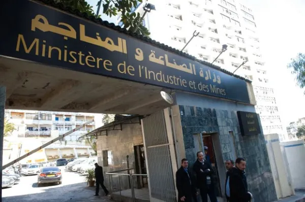 Importation des voitures: Le Ministère de l’Industrie invite les concessionnaires à déposer leurs dossiers