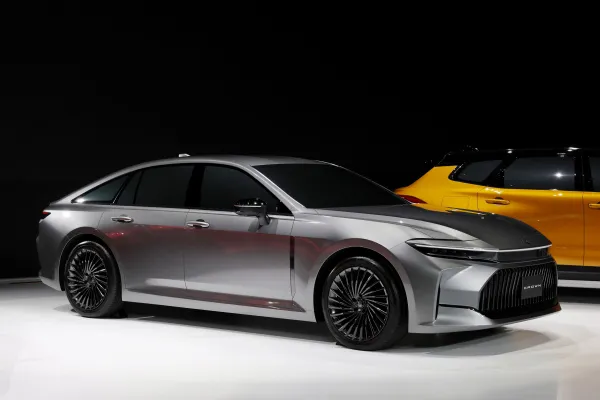Nouvelle Toyota Crown: une berline hybride surélevée audacieuse