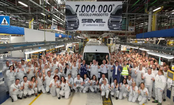 Stellantis célèbre 7 millions de véhicules assemblés au sein de la plus grande usine de production de véhicules utilitaires légers d’Europe
