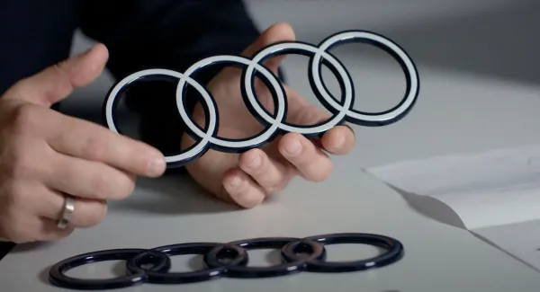 Un nouveau logo noir et blanc pour Audi