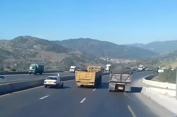 Autoroute Est-Ouest: reprise de la circulation des véhicules poids lourd Bouira-Alger