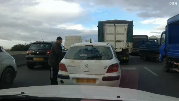 Autoroute Est-Ouest bloquée à sétif par des manifestants