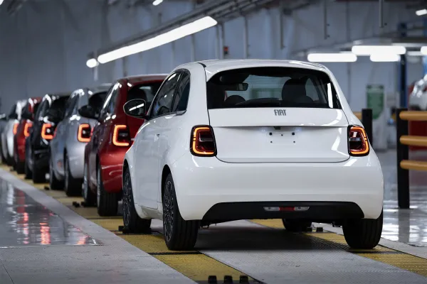 FIAT assemble les premières unités de présérie de la Nouvelle 500 Hybride à l'usine de Mirafiori en Italie