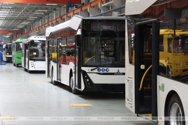 Algérie–Biélorussie : un nouveau protocole pour lancer une usine d’autobus à Bouira