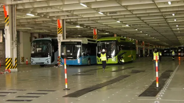 Réception de 338 bus au port d'Alger et de 97 autres au port de Djen Djen