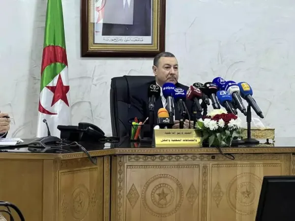 وزير الداخلية والنقل السعيد سعيود يعقد لقاء مع ممثلي نقابات الناقلين