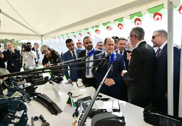 الوزير الأول يعلن انطلاق إنتاج وحدة المكونات البلاستيكية للسيارات في سبتمبر