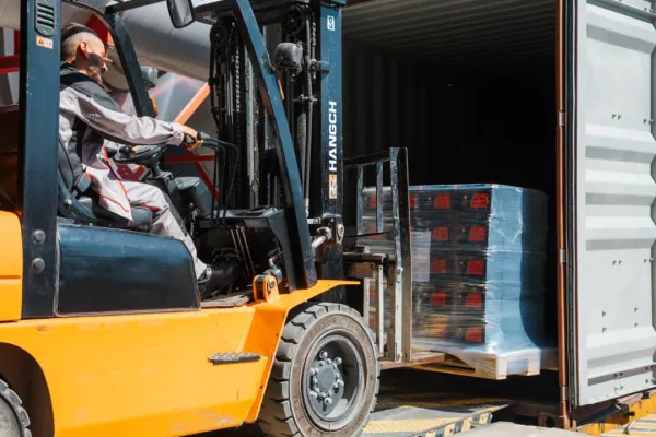 Lancement de la première opération d’exportation de batteries automobiles fabriquées localement vers le Cameroun