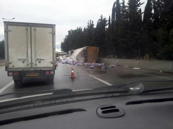 Perturbation trafic Alger-Blida : Accident d'un camion à Beni merad