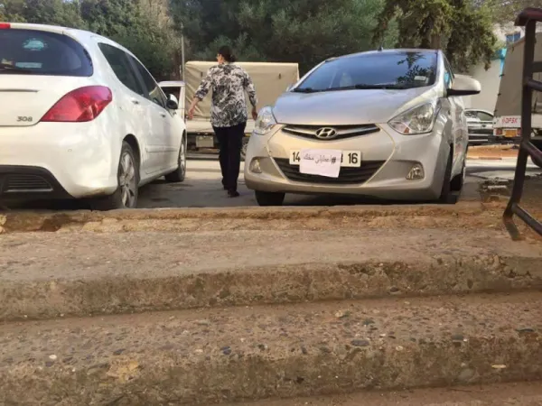 Stationnement anarchique : les algériens réagissent à leur manière